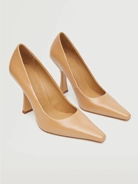 Tan Pointed toe pumps / heels